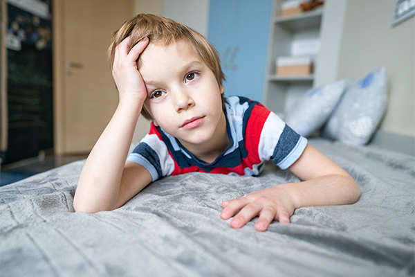 Bambino che riposa a letto in via di guarigione a seguito di trattamento con Augmentin