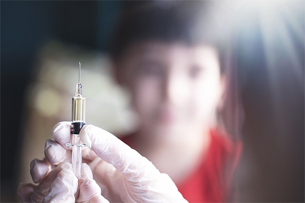 Bambino che si sottopone a una puntura di penicillina che fa abbastanza male, per guarire da un’infezione batterica