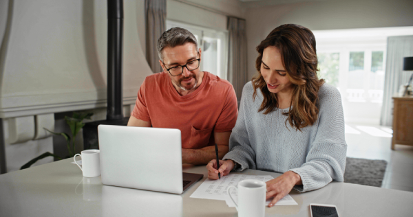 Coppia si informa online come si compila il modulo per esenzione ticket