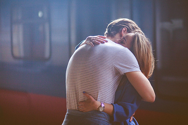 Coppia che si rincontra alla stazione ferroviaria e si abbraccia dopo molto tempo, avendo contratto l’Helicobacter pylori ma con assenza di sintomi