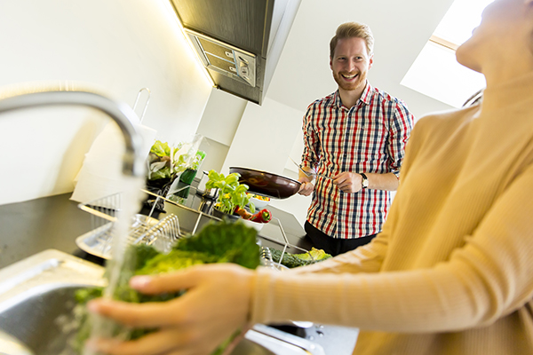 Coppia che previene l’infezione da Helicobacter pylori grazie all’adozione di pratiche igieniche in cucina