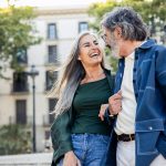 Coppia di senior che si gode una passeggiata dopo essersi sottoposta alla vaccinazione pneumococco per over 65