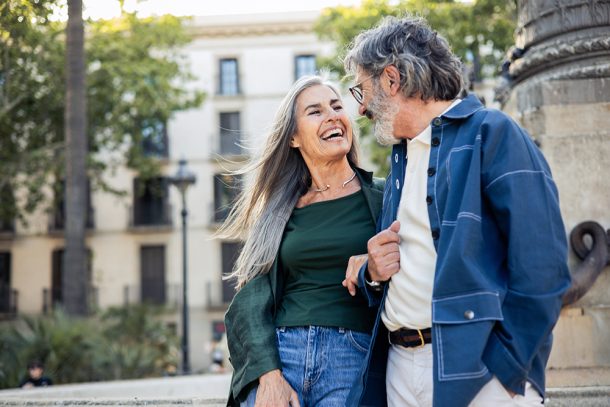 Coppia di senior che si gode una passeggiata dopo essersi sottoposta alla vaccinazione pneumococco per over 65