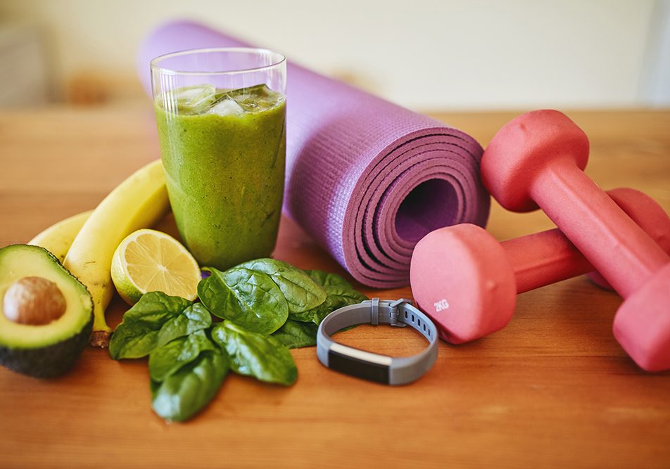 cosa-mangiare-prima-di-allenarsi-smoothie-avocado-e-banana Accanto ad attrezzatura sportiva, smoothie fresco con avocado e banana: un esempio di cosa mangiare prima di allenarsi
