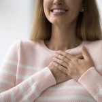 Donna convalescente dopo esame di coronarografia