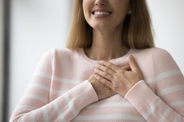 Donna convalescente dopo esame di coronarografia