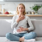 Donna con patologie alla pleura respira a fatica nel suo divano