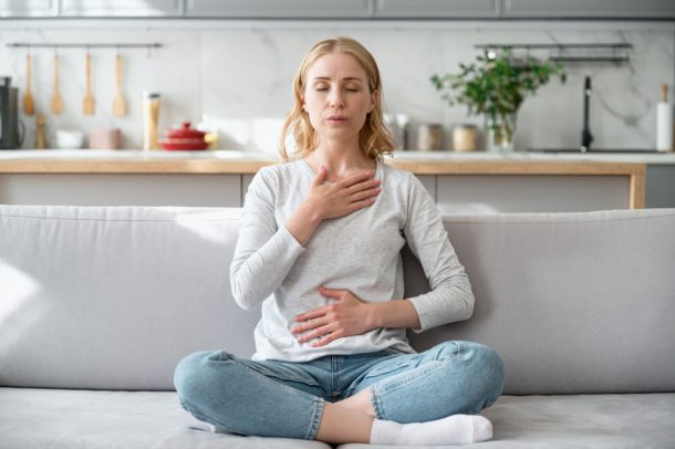 Donna con patologie alla pleura respira a fatica nel suo divano