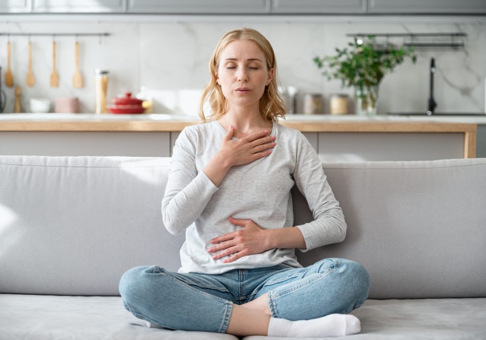 Donna con patologie alla pleura respira a fatica nel suo divano