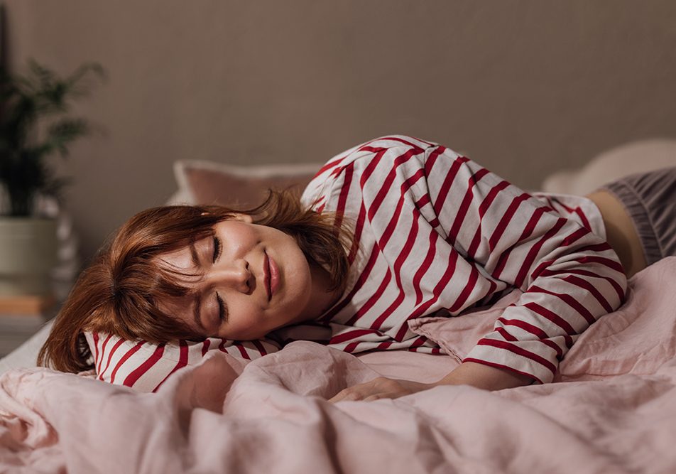 donna-con-disturbi-del-sonno-riposando-a-letto Giovane donna dai capelli rossi che soffre di disturbi del sonno e cerca di riposare a letto in un ambiente rilassante