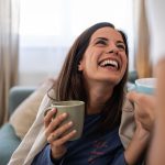 Donna adulta che soffre di scarlattina riposa a casa sorridendo al partner