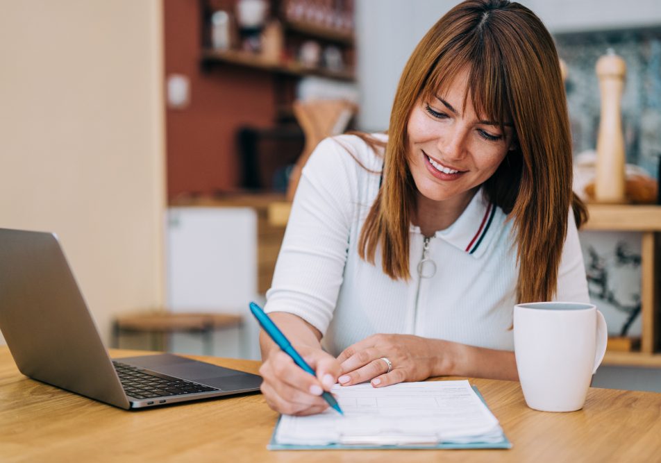 Giovane donna consulta il sito del Ministero della Salute per tabella codici esenzione per patologia