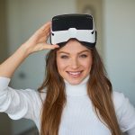 Donna che cura il suo dolore neuropatico grazie agli effetti della terapia con realtà virtuale