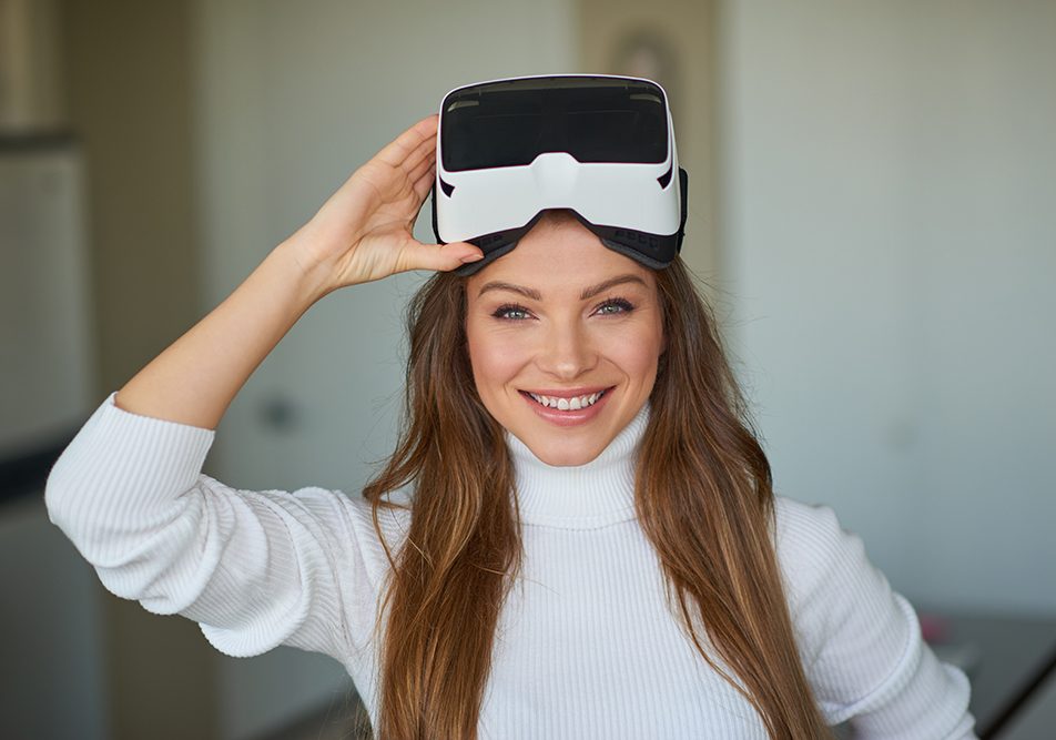 Donna che cura il suo dolore neuropatico grazie agli effetti della terapia con realtà virtuale