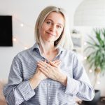 Donna di mezza età che guarisce dalla polmonite rimanendo a casa