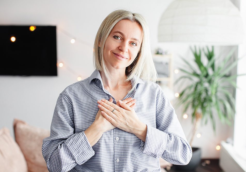 Donna di mezza età che guarisce dalla polmonite rimanendo a casa