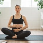 Donna in casa sua esegue il vacuum addominale