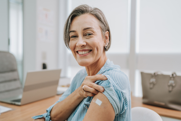 Donna sorridente che ha fatto vaccino contro la polmonite per prevenire alcune patologie