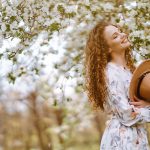Donna in via di guarigione dalle placche sulle tonsille attraverso il respiro di aria fresca e naturale tra gli alberi