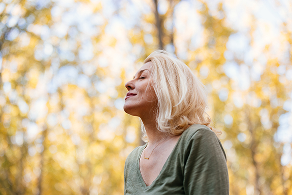 Donna matura che previene il mesotelioma adottando uno stile di vita sano e respirando all’aria aperta