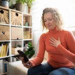 Donna si informa con il proprio medico sui sintomi da mesotelioma