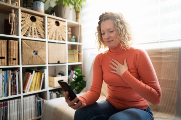 Donna si informa con il proprio medico sui sintomi da mesotelioma