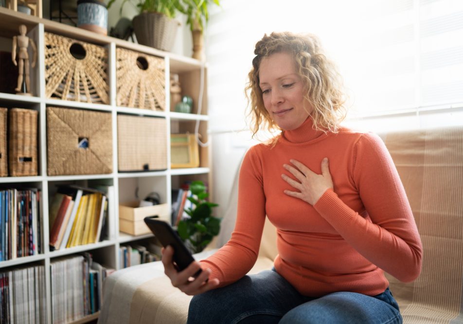 Donna si informa con il proprio medico sui sintomi da mesotelioma