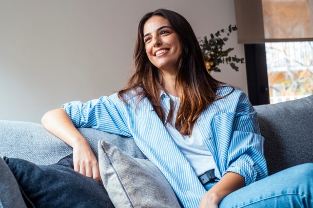 Donna che soffre di dolore cronico ritrova benessere grazie a terapia del dolore