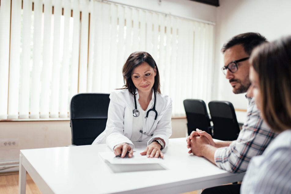 esenzione-ticket-accesso-cure-mediche Giovane coppia con esenzione ticket presso il proprio medico per accesso alle cure mediche