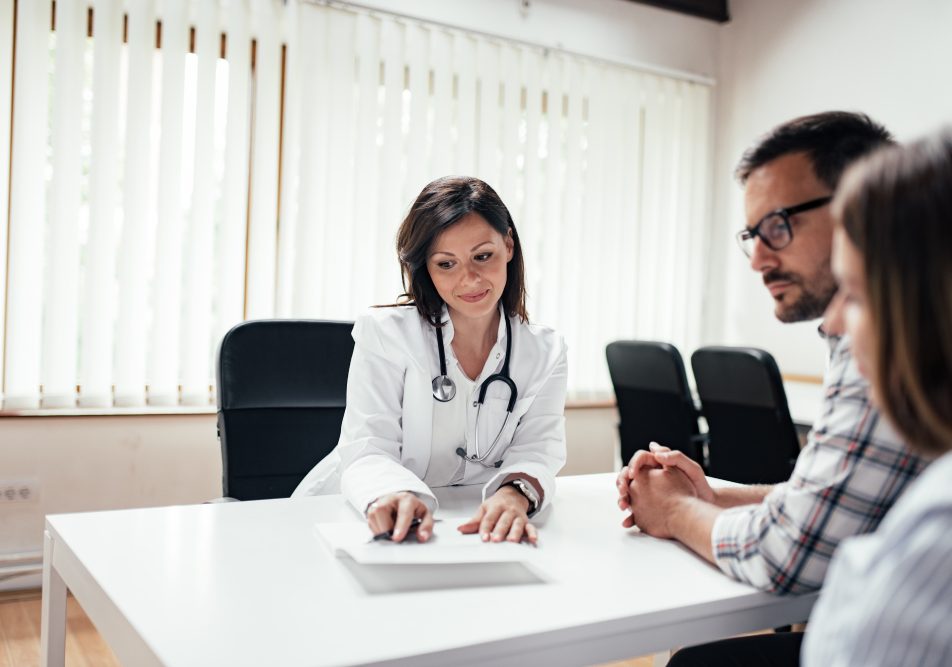 Giovane coppia con esenzione ticket presso il proprio medico per accesso alle cure mediche