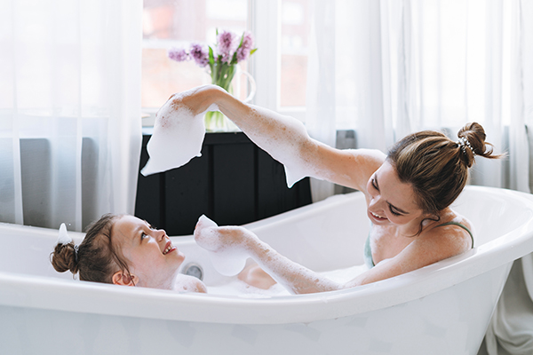 Mamma e figlia che si godono un bagno caldo per debellare il prurito anale nella bambina