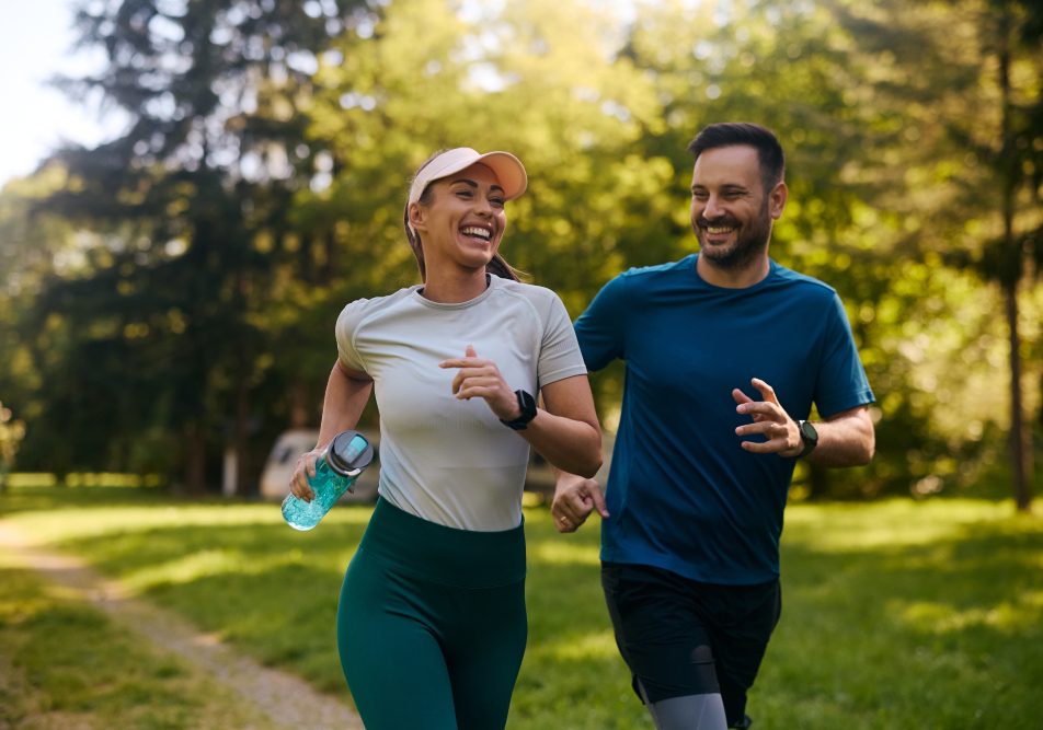 Giovane coppia corre al parco senza dolori muscolari grazie alla tecarterapia