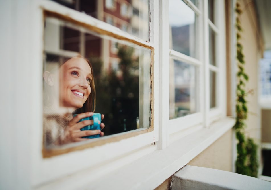 Giovane donna durante la quarantena guarda fuori dalla finestra