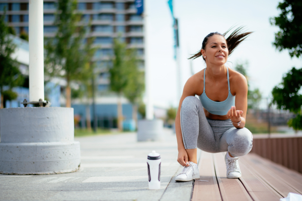 Giovane donna che fa sport trae benefici dalla tecarterapia
