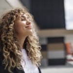 Giovane donna che previene l’insorgenza di dolore ai polmoni evitando il rischio di contrarre infezioni respiratorie