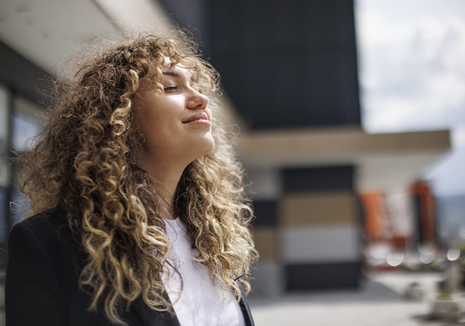 Giovane donna che previene l’insorgenza di dolore ai polmoni evitando il rischio di contrarre infezioni respiratorie