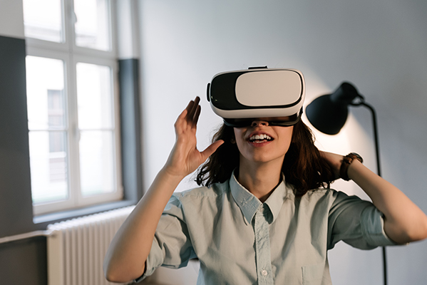 Ragazza che gode dei benefici dell’integrazione della terapia del dolore con VR insieme alla terapia comportamentale