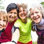 Gruppo di donne insieme per prevenzione sintomi tumore alle ovaie