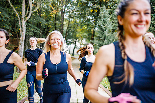 Gruppo di donne che pratica jogging al parco per prevenire disturbi alle coronarie