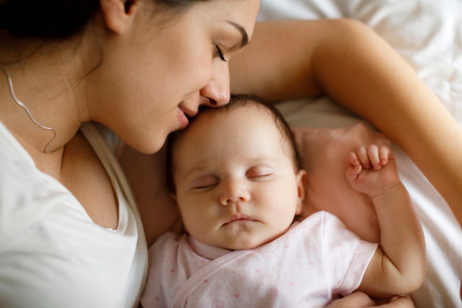 Giovane madre con il suo bambino dopo aver partorito con la procedura del parto a ventosa