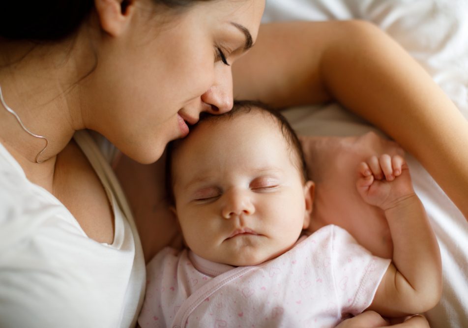 Giovane madre con il suo bambino dopo aver partorito con la procedura del parto a ventosa