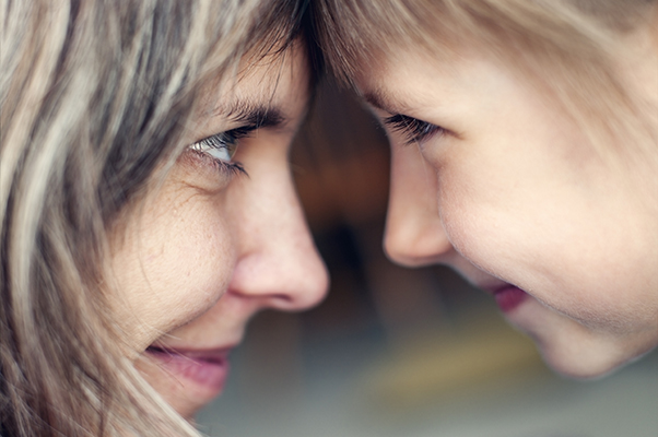 Madre e figlia che si guardano negli occhi con midriasi pupillare, causata da emozioni intense come l’amore