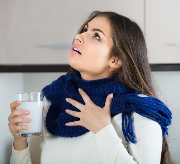Donna che fa gargarismi per alleviare mal di gola che non passa da un mese