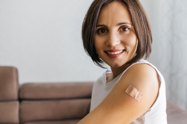 Donna che ha fatto il vaccino contro l'influenza, prevenzione per il mal di gola