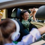 Mamma che si diverte in automobile insieme alla figlia e che contrae la scarlattina da adulta