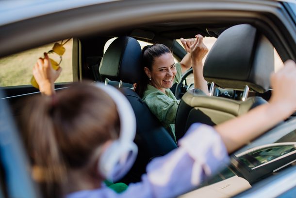 mamma-divertendosi-con-figlia-contraendo-scarlattina-da-adulti Mamma che si diverte in automobile insieme alla figlia e che contrae la scarlattina da adulta