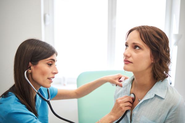 Giovane donna consulta medico per diagnosi mesotelioma 