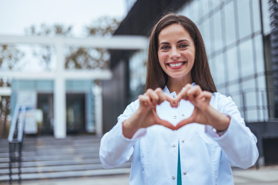 medico-intervento-a-cuore-aperto Giovane dottoressa sorride per intervento a cuore aperto riuscito