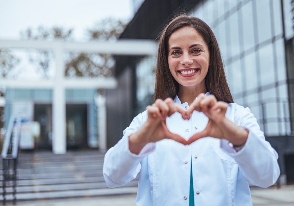 Giovane dottoressa sorride per intervento a cuore aperto riuscito