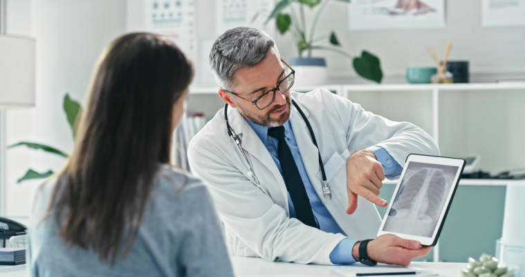 Medico esamina referto con paziente per diagnosi mesotelioma